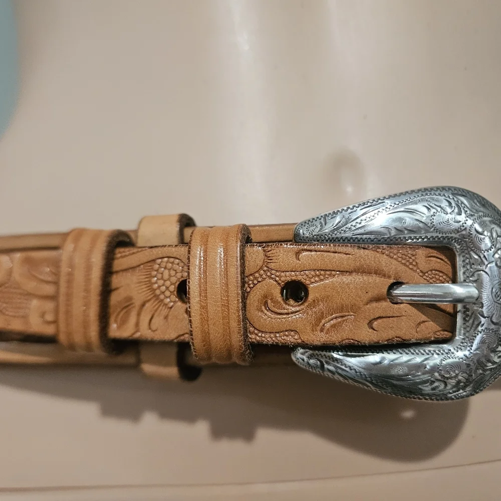 Vintage Looper Tooled Leather Western Belt Brown Engraved Buckle Size 34 Unisex.